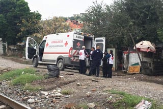 Atención. El hombre lesionado fue atendido por paramédicos del Cruz Roja y trasladado al Hospital General. (EL SIGLO DE TORREÓN) 