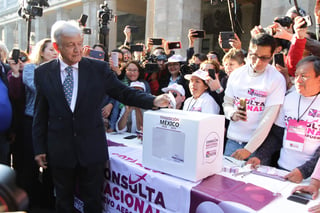 López Obrador participó en la consulta nacional sobre el nuevo aeropuerto. (NOTIMEX)