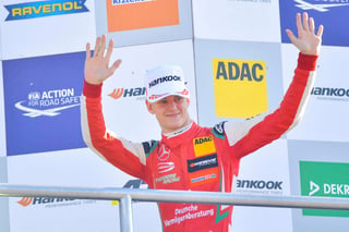 Hamilton recordó a Schumacher y elogió el desempeño de su hijo, que en su segunda temporada en la F3 sumó 8 victorias, 14 podios y ganó el título. (ARCHIVO)