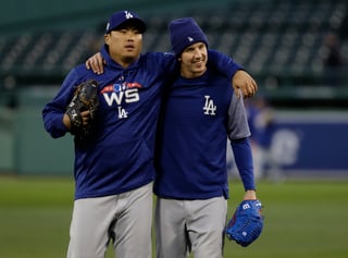 Hyun-Jin Ryu y Walker Buehler, de los Dodgers de Los Ángeles.