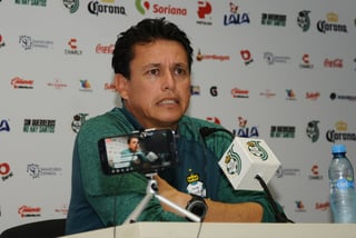 El director técnico de los Guerreros del Santos Laguna, Salvador Reyes, durante la rueda de prensa ayer en el Territorio Santos Modelo, posterior al entrenamiento del equipo.