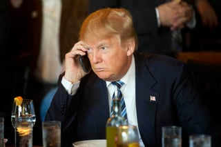 Llamadas. El presidente Donald Trump, continúa usando su teléfono personal pese a advertencias del servicio de inteligencia. (ESPECIAL)
