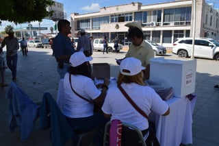 Participación. En las plazas principales de Matamoros y San Pedro se inició la consulta de Morena por el NAICM. (EL SIGLO DE TORREÓN/ROBERTO ITURRIAGA)