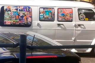 Su marca. El vehículo de Cesar Altieri Sayoc Jr estaba cubierto de calcomanías con referencias a Trump y contrarias a CNN.