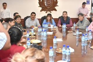 Reunión. Dirigentes y una comisión de militantes del PRD se reunieron con la alcaldesa, Leticia Herrera Ale. (EL SIGLO DE TORREÓN)