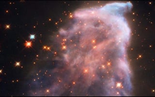 En la fotografía tomada por el telescopio espacial Hubble, se observan los chorros de energía de las estrellas en ebullición, los cuales forman figuras misteriosas de gas y polvo. (ESPECIAL)