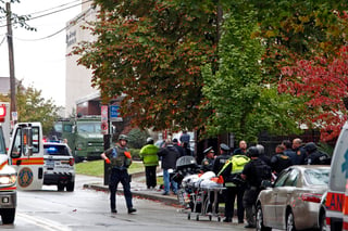 Hay un fuerte despliegue policíaco en las afueras de la congregación judía Tree of Life en Squirrel Hill. (AP)