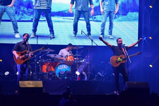 Con éxito. La agrupación se presentó anoche en el Coliseo Centenario, donde trajeron su gira Maldita felicidad. Los Claxons deleitaron a los laguneros con sus éxitos.