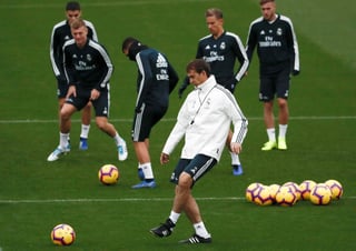 El técnico del Real Madrid, Julen Lopetegui (c), durante el entrenamiento de ayer.