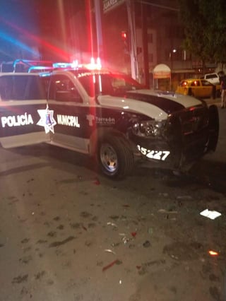 Chocan patrulla de la DSPM y taxi; reportan más de 100 mil pesos en daños
