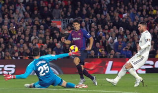 El delantero uruguayo del FC Barcelona, Luis Suárez (c), marca su tercer gol ante el Real Madrid, durante el partido de la décima jornada de Liga.