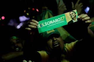 El ultraderechista Jair Bolsonaro ganó ayer las elecciones presidenciales en Brasil con un 55,13 % de los votos válidos y sucederá al mandatario Michel Temer el próximo 1 de enero, para gobernar el país hasta 2022, tras haber concluido el 100 % del escrutinio. (EFE)