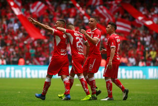 Los jugadores del Toluca festejan el segundo gol de su equipo. (Jam Media)