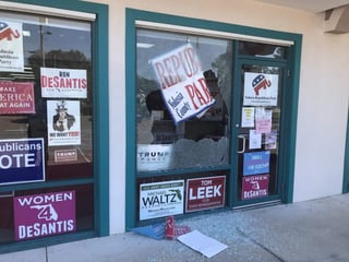 El ataque a la sede republicana en la localidad de South Daytona no dejó víctimas, aunque causó la rotura de cristales y daños en una de las paredes del edificio. (ESPECIAL)