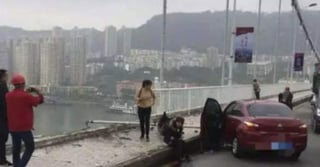 Las autoridades de salvamento utilizaron un sistema de sonar para hallar el autobús, hundido a 71 metros bajo el agua y a 28 metros del puente donde ocurrió el accidente, según la agencia Xinhua. (ARCHIVO)