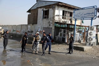 Oficinas. El atentado ocurrió frente a la sede de la Comisión Electoral Independiente, ubicada en Kabul. (AP)