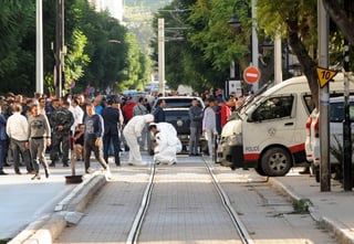 Ataque. La mujer hizo estallar el cinturón con explosivos que portaba en el corazón de la capital de Túnez. (EFE)