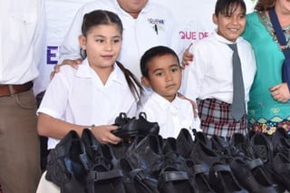 Ayuda. La alcaldesa Leticia Herrera entregó calzado escolar en la primaria de San José del Viñedo. (EL SIGLO DE TORREÓN)