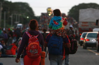 Los miles de centroamericanos que avanzan lentamente por el sur de México pidieron al gobierno que los ayude a llegar a la Ciudad de México, mientras un grupo menos numeroso de migrantes cruzó la frontera posiblemente con la intención de unirse a la caravana. (NOTIMEX)
