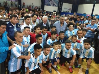 La escuadra argentina no pudo quedarse con la Copa América al caer goleado 3-0 ante Paraguay. (Especial)