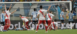 Rafael Santos Borré celebra su anotación ante el Gremio de Brasil, durante la vuelta de la semifinal de la Copa Libertadores.