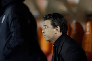Marcelo Gallardo, suspendido por Conmebol, habría decidió hablar con la plantilla en el descanso de la semifinal de vuelta ante Gremio. (ARCHIVO)