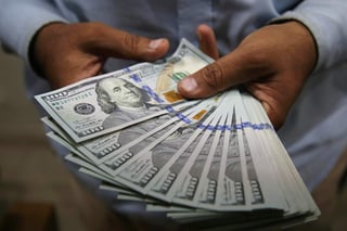 Tras abrir la jornada de hoy miércoles en 20.45, la moneda estadounidense escaló a 20.70 pesos al menudeo, de acuerdo con Citibanamex, el banco de referencia. (ARCHIVO)