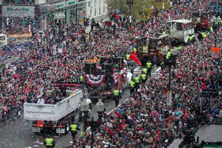 Las calles de Boston se llenaron de aficionados que celebraron el título de sus Medias Rojas.