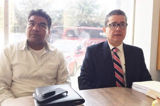 Anuncio. El regidor electo Ignacio Corona (derecha) anunció que se solicitará un amparo. (GUADALUPE MIRANDA)