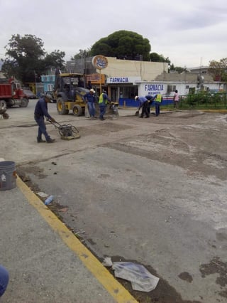 Trabajadores de SIMAS y de Obras Públicas de Frontera levantaron varios metros cuadrados de carpeta asfáltica, rellenaron el espacio hundido y compactaron el área para volver a pavimentar. (EL SIGLO COAHUILA)