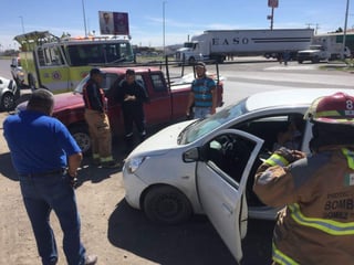 El choque sucedió al mediodía de este jueves, sobre el bulevar Ejército Mexicano (Periférico) en los carriles de circulación que dirigen de Torreón a Lerdo. (EL SIGLO DE TORREÓN)