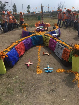 En redes sociales difundieron fotografías de la silueta del aeródromo, rodeado de pistas y aviones. Flores de cempasúchil formando una cruz colocaron en una tumba y en una tabla de madera escribieron las siglas NAIM. (ARCHIVO)