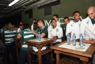 Algunos abonados santistas tuvieron la oportunidad de convivir ayer con jugadores del Santos Laguna.