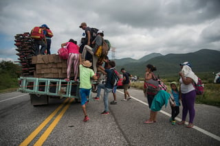 'Aventón'. Migrantes caminan y piden 'aventón' para continuar con su viaje rumbo a Estados Unidos. (EFE)