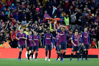 Jugadores del Barcelona celebran durante un partido de la liga española.