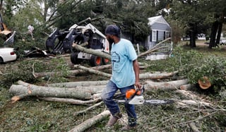 Daños. Árboles derribados y cables eléctricos caídos son algunos de los daños en el este de Louisiana. (AP)