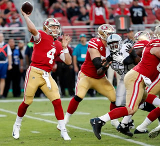 El quarterback de los 49ers de San Francisco Nick Mullens lanza un pase en la primera mitad del juego ante los Raiders de Oakland, en Santa Clara, California.