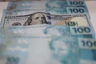 El dólar estadounidense se vendía hoy viernes en 20.05 pesos promedio y en 18.37 pesos a la compra en casas de cambio ubicadas en el Aeropuerto Internacional 'Benito Juárez' de la Ciudad de México. (ARCHIVO)
