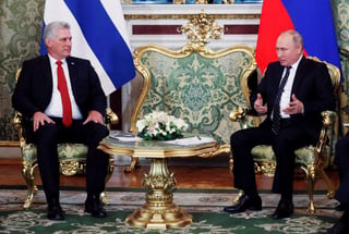 Los dos líderes se reunieron este viernes en Moscú en el marco de la visita oficial de tres días que realiza Díaz-Canel a Rusia, en su primera gira al extranjero desde que tomó el cargo en abril pasado y que también lo llevará a China, Corea del Norte, Vietnam y Laos. (EFE)