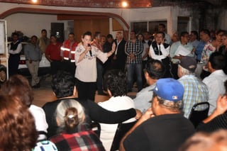 Reunión. Vecinos de colonias del norte y la alcaldesa, Leticia Herrera sostuvieron un encuentro. (EL SIGLO DE TORREÓN)