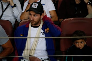 El atacante del Barcelona Lionel Messi en la grada previo al partido contra el Inter de Milán por el Grupo B de la Liga de Campeones.