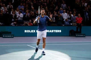 Djokovic disputará su quinta final del Masters 1000 de París tras haber logrado una trabajada victoria contra el suizo Roger Federer. (AP)