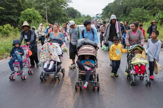 En la caravana migrante, viajan alrededor de mil niños. (EFE) 