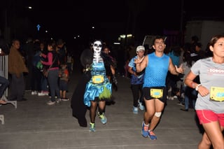 El buen ambiente reinó en las calles del Centro de Torreón, durante la celebración de esta carrera nocturna de convivencia.