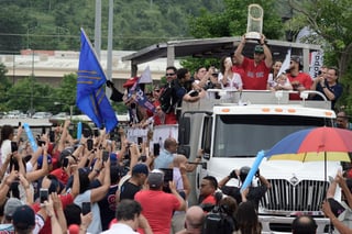Alex Cora y algunos jugadores de los Medias Rojas de Boston viajaron a Caguas, Puerto Rico, para celebrar.