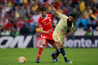 Santiago García (i), del Toluca, y Oribe Peralta, del América, durante el juego de la jornada 15.