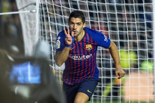 El atacante uruguayo Luis Suárez festeja tras marcar ante el Rayo Vallecano.