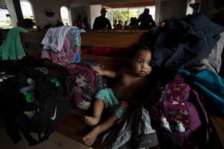 Bebé hondureña en una iglesia convertida en albergue para la caravana de migrantes.(Cortesía: Hans.Maximo Musielik)



