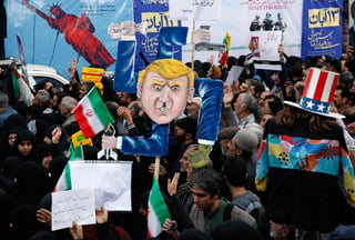 En contra. Los iraníes recordaron la toma de la Embajada de EU y critican las sanciones. (EFE)