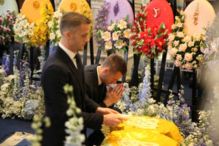 El delantero Jamie Vardy hace una reverencia en compañía de otro jugador del Leicester City en el funeral de Vichai Srivaddhanaprabha.